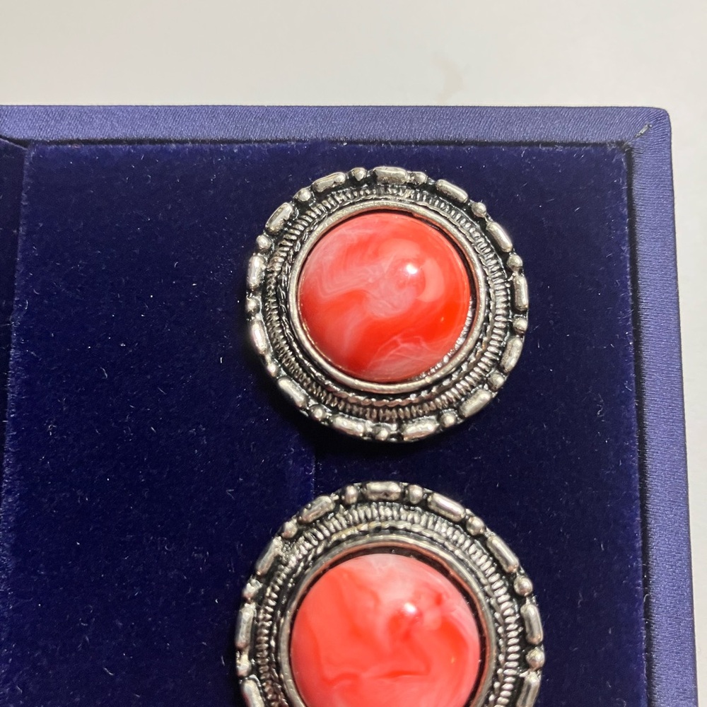 Vintage silver tone and coral inspired earrings.
Classic elegance look.
